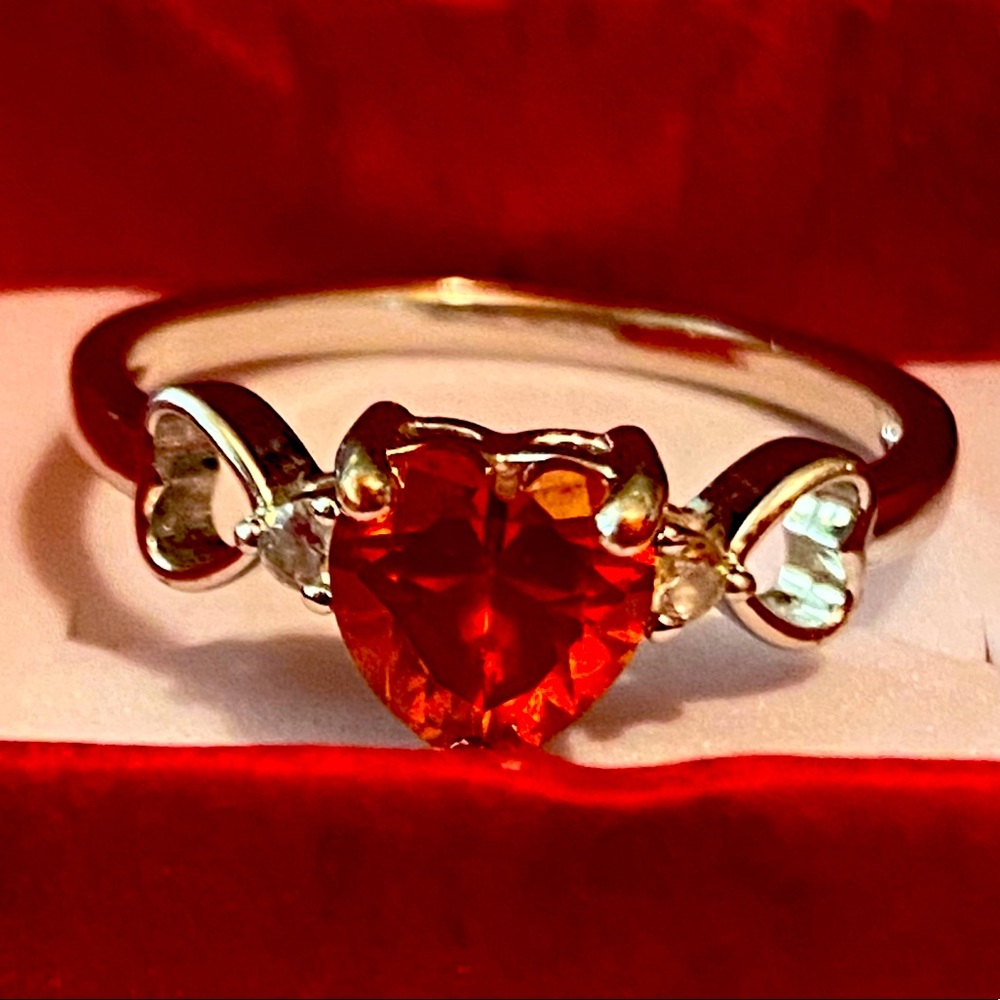 ♥️ Beautiful Heart Ring w/a Red Stone